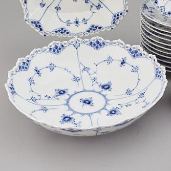 ROYAL COPENHAGEN, kaffeservis, 45 delar, porslin, "Musselmalet Helblonde", Danmark.
