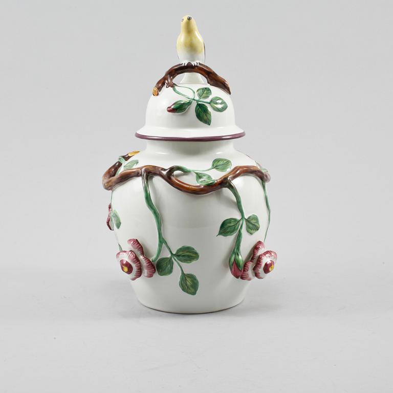 LOCKURNA, fajans, rokokostil, Rörstrand, 1900-talets andra hälft.