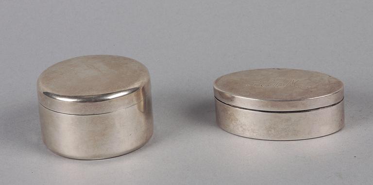SNUSDOSA SAMT DOSA, silver, bl a Gustaf Henrik Sidwall, Norrköping, 1842.