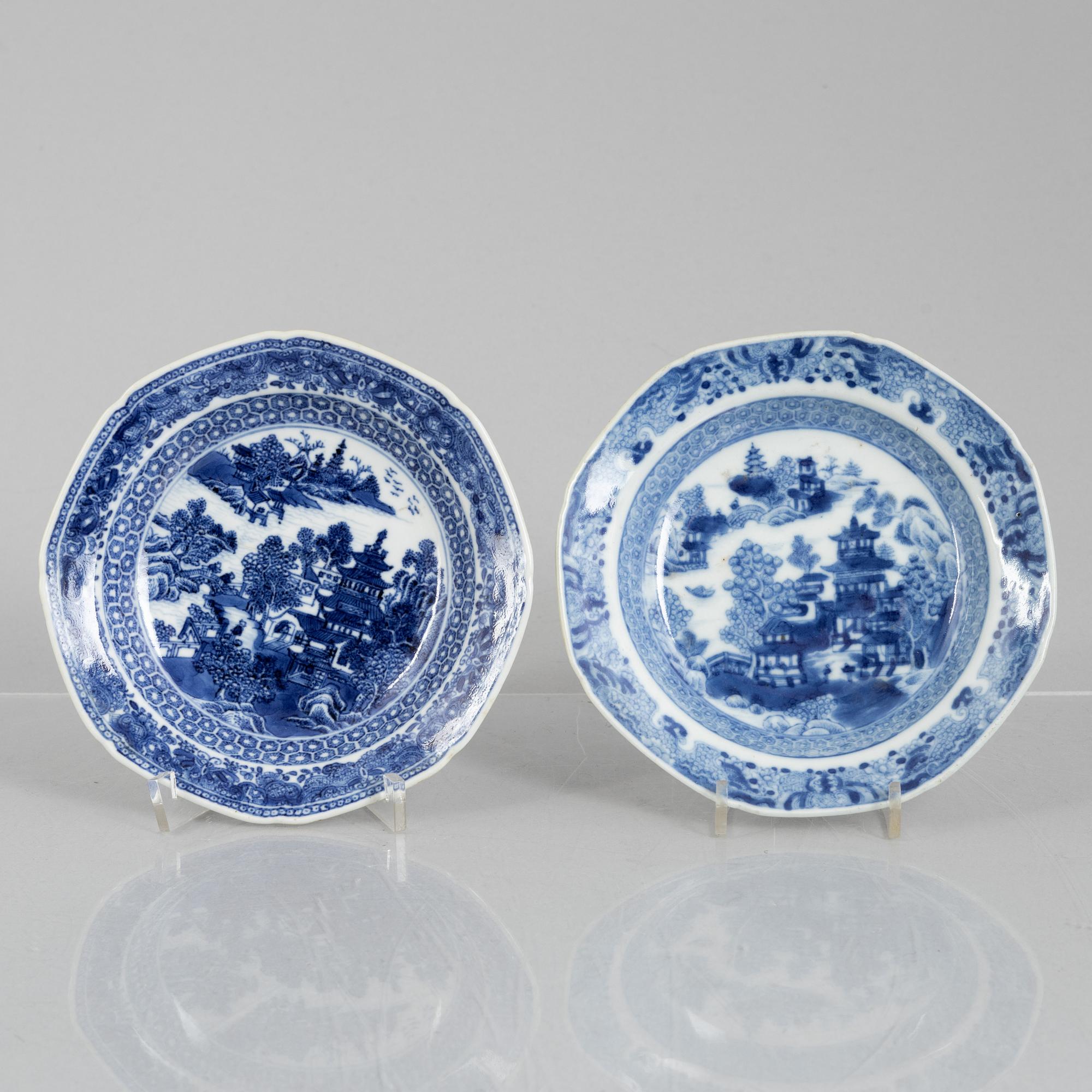 A blue and white export porcelain bowl and three berry plates, China, 18th-19th century.