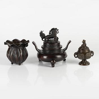 Rökelsekar, tre stycken, brons, Japan, sen Meiji (1868-1912).