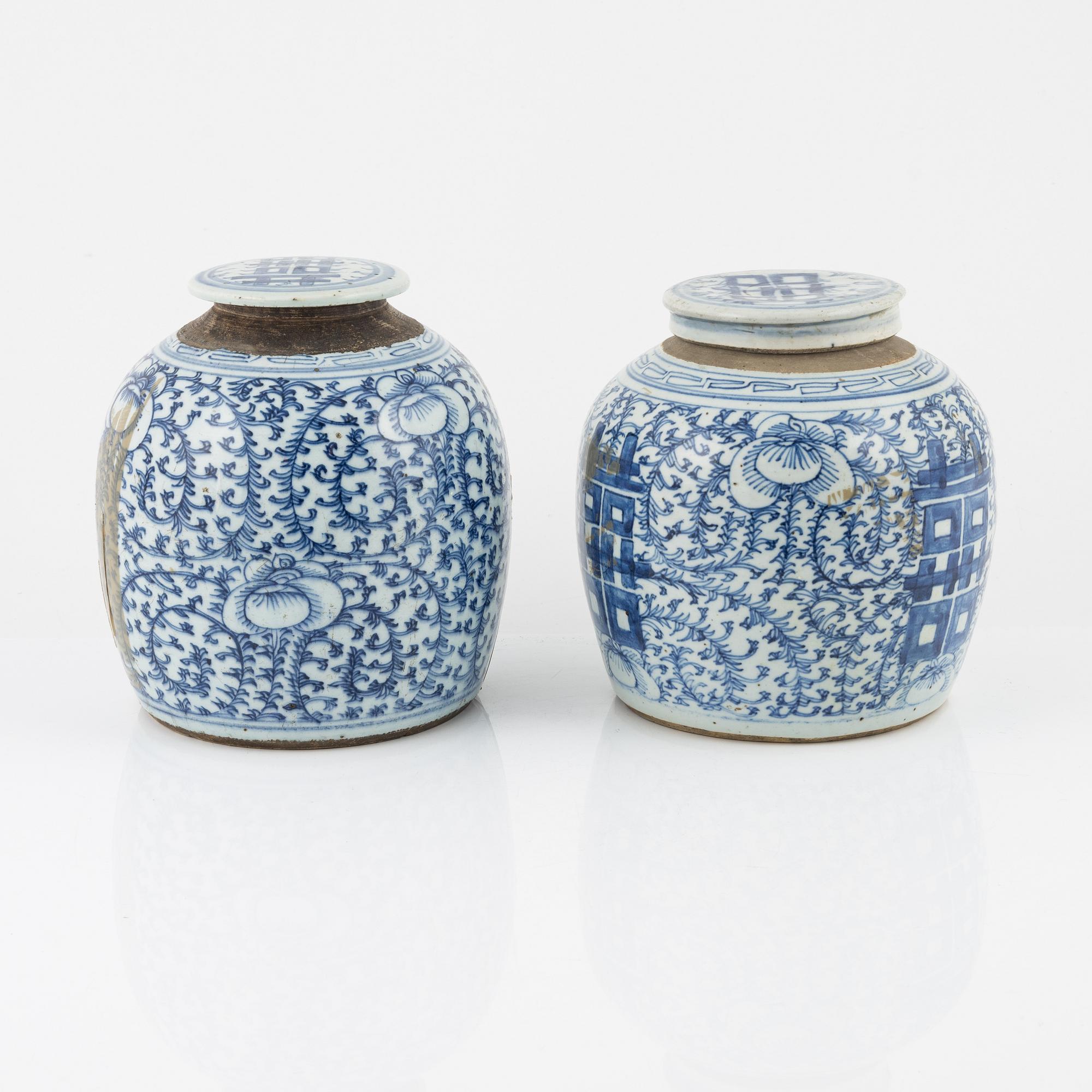 A set of two blue and white jars with covers, late Qing dynasty, circa 1900.