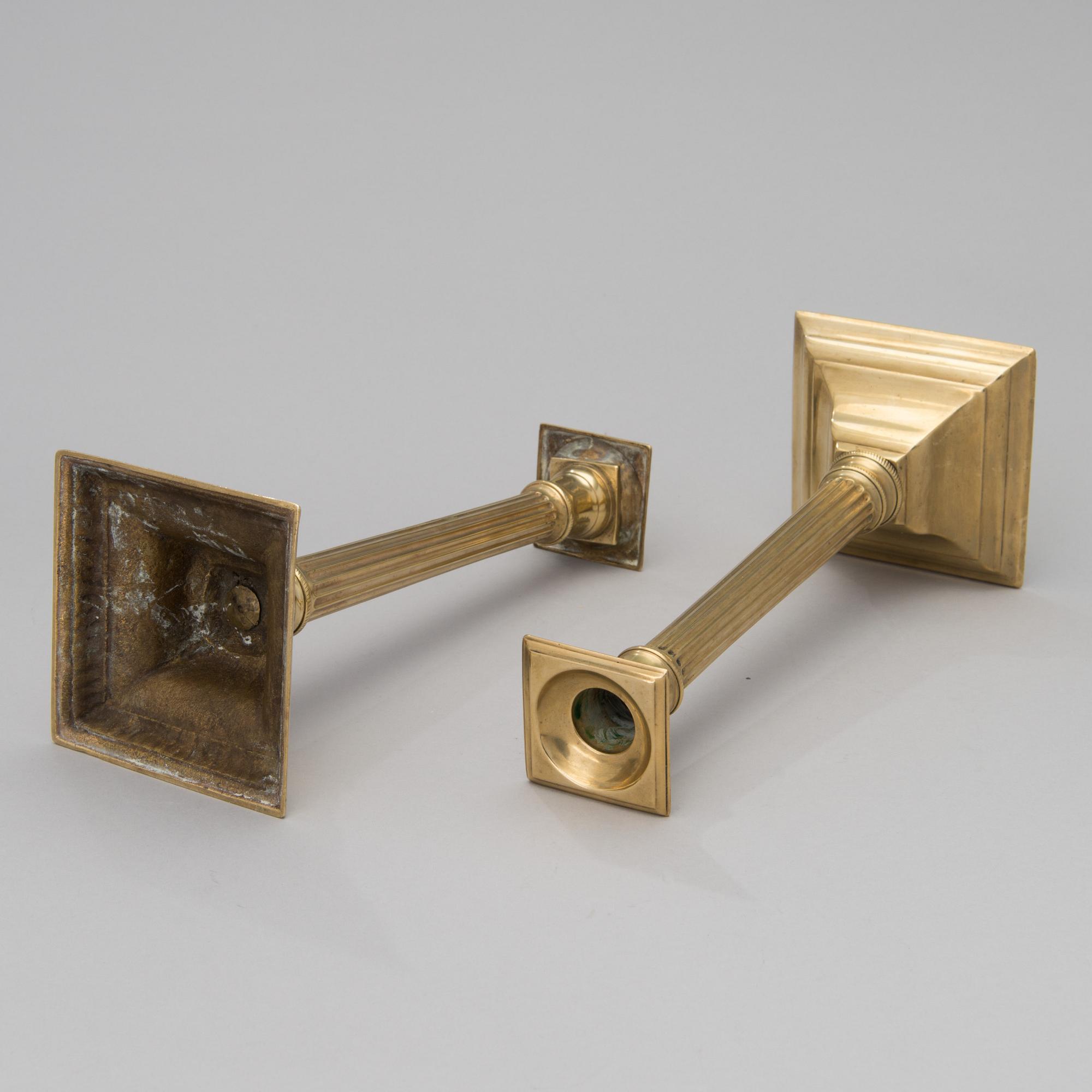 LJUSSTAKAR, ETT PAR, mässing, England sent 1700-tal.