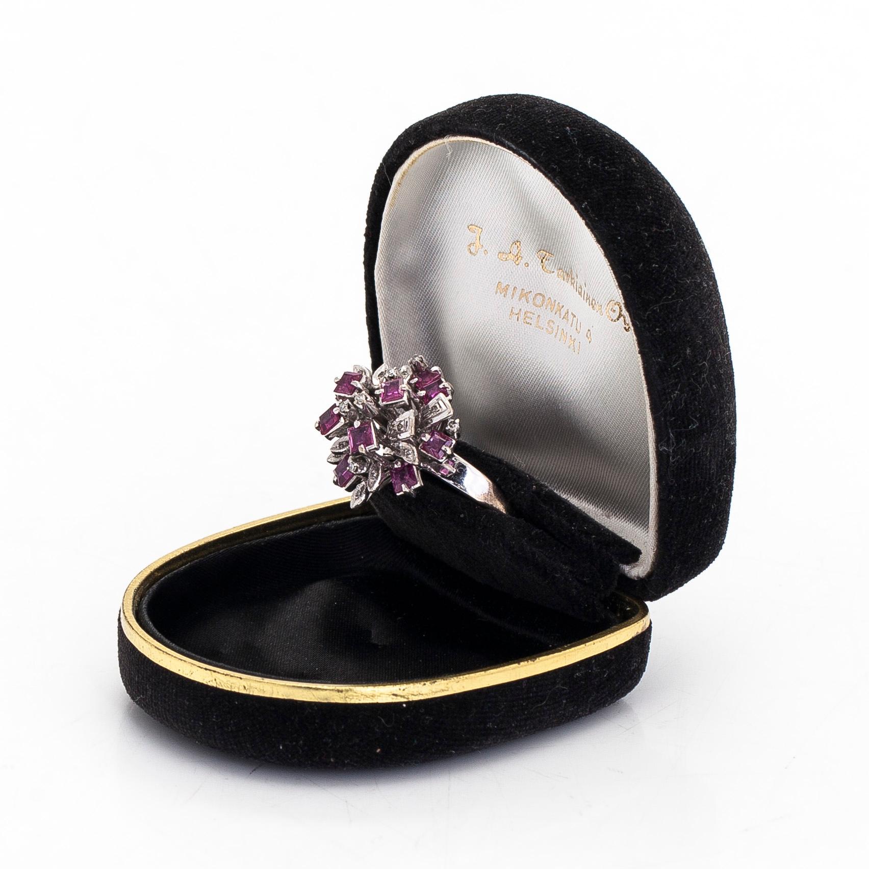 Ring, 18K vitguld med rubiner ca 2.4 ct och åttkantsslipade diamanter.