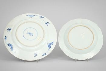 TALLRIK och FAT, porslin, Kina. Kangxi och Famille Rose, 1700-tal.