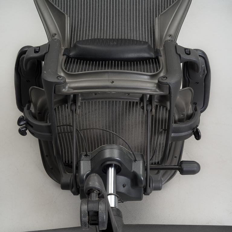 TOIMISTOTUOLI,  "Aeron Chair", Herman Miller.