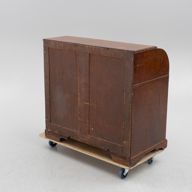 A chest of drawers, 19th Century.