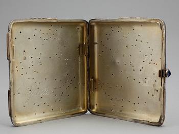 CIGARETTETUI, silver med detaljer av guld, Moskva, sekelskifte 1800/1900. Total vikt ca 232 g.