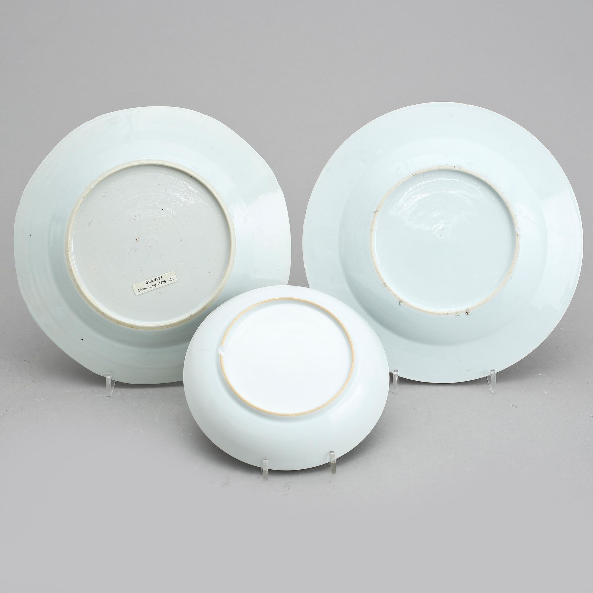 TALLRIKAR 2 st, SAMT SKÅLFAT, porslin, Qianlong, Kina 1700-tal.