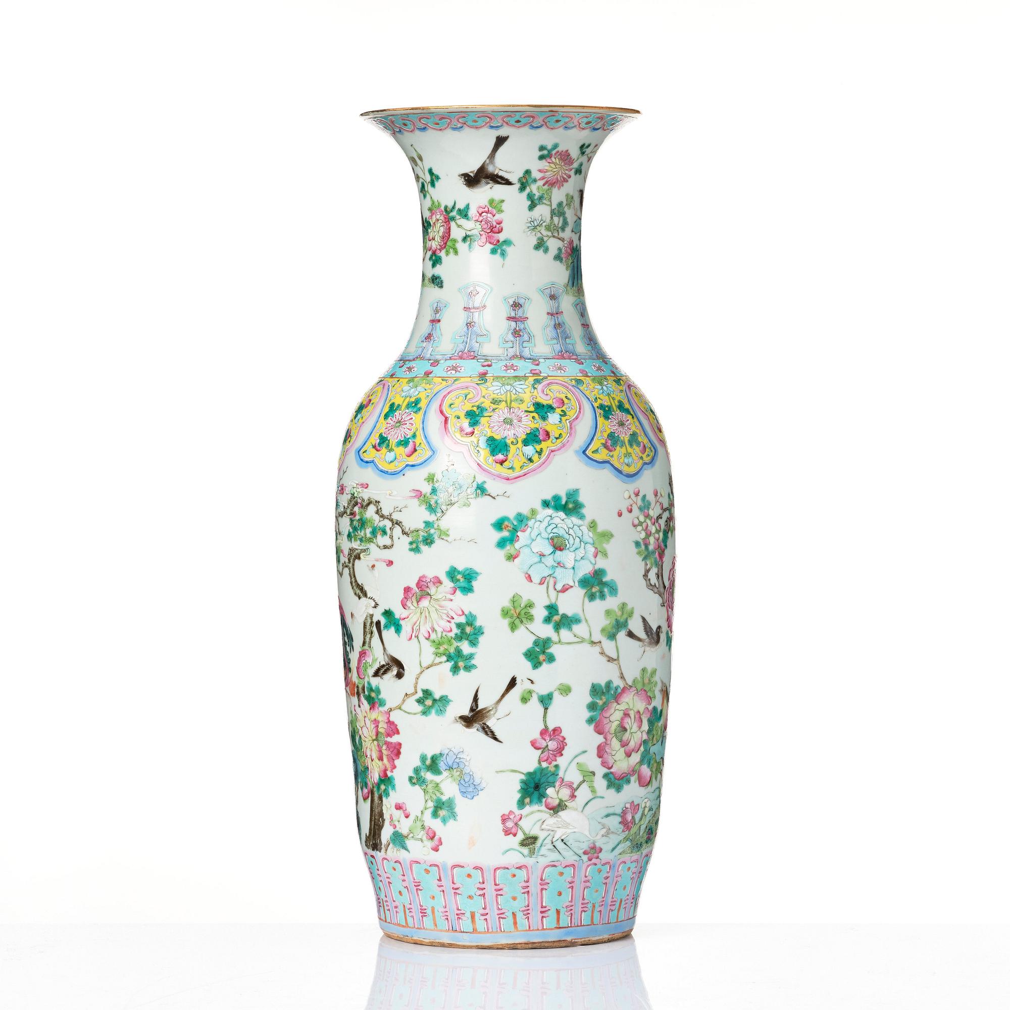 Praktvas, porslin. Qingdynastin, 1800-tal.