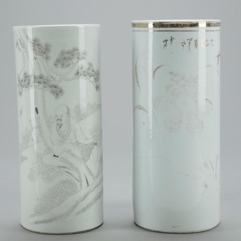 PERUKVASER, 2 st, porslin, Kina 1900-tal.