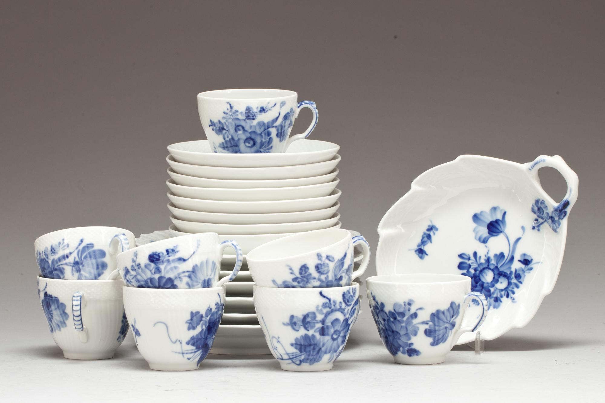 KAFFESERVIS, 15 delar. Porslin. "Blå blomst", Royal Copenhagen.