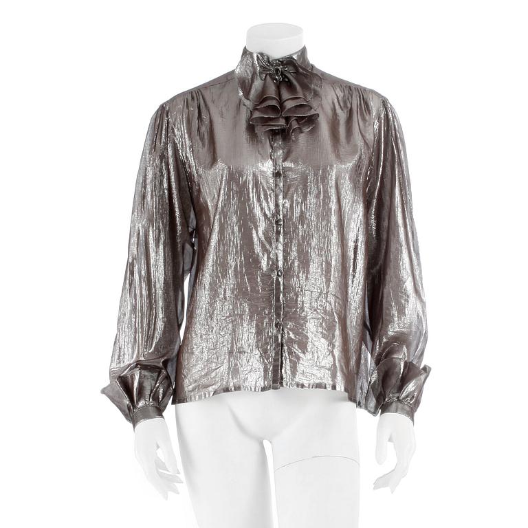CHARLES JOURDAN, a silver colored silkblend blouse. Size 40.