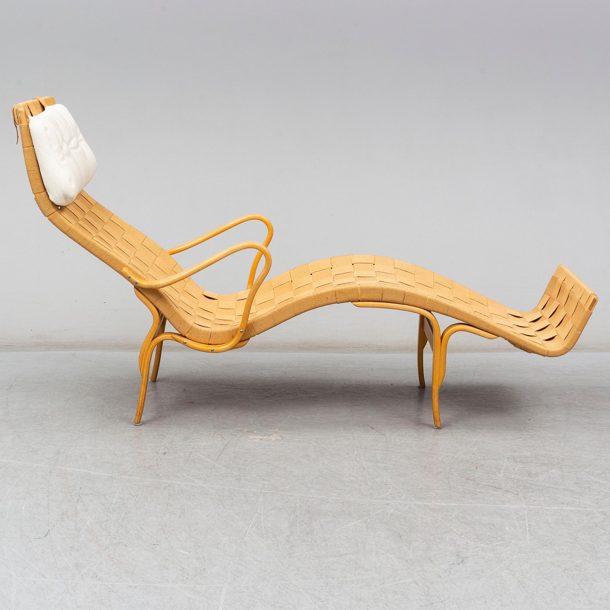 BRUNO MATHSSON, vilfåtölj, "Pernilla", Firma Karl Mathsson, Värnamo, 1980.