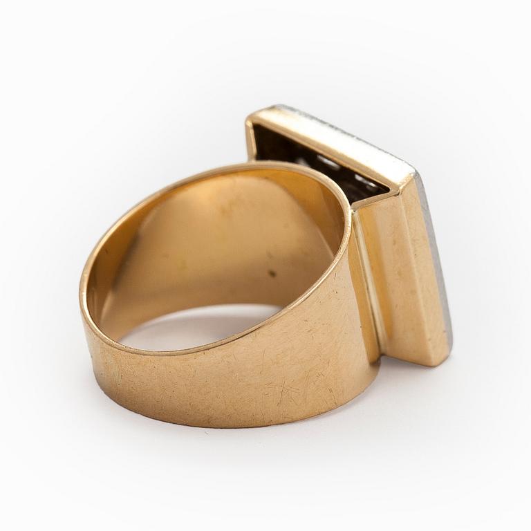 An 18K gold ring wit old cut diamonds, A. Tillander 1970.