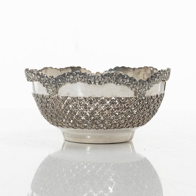 Skål på bricka, silver, Persien (Iran), 1900-tal.
