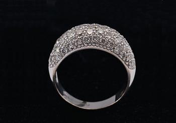 A RING, brilliant cut diamonds c. 1.3 ct, 18K white gold, size 18, weight 5,4 g.