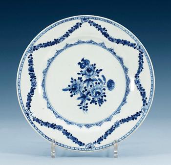 1527. TALLRIKAR, 12 stycken, kompaniporslin. Qing dynastin, Qianlong (1736-95).