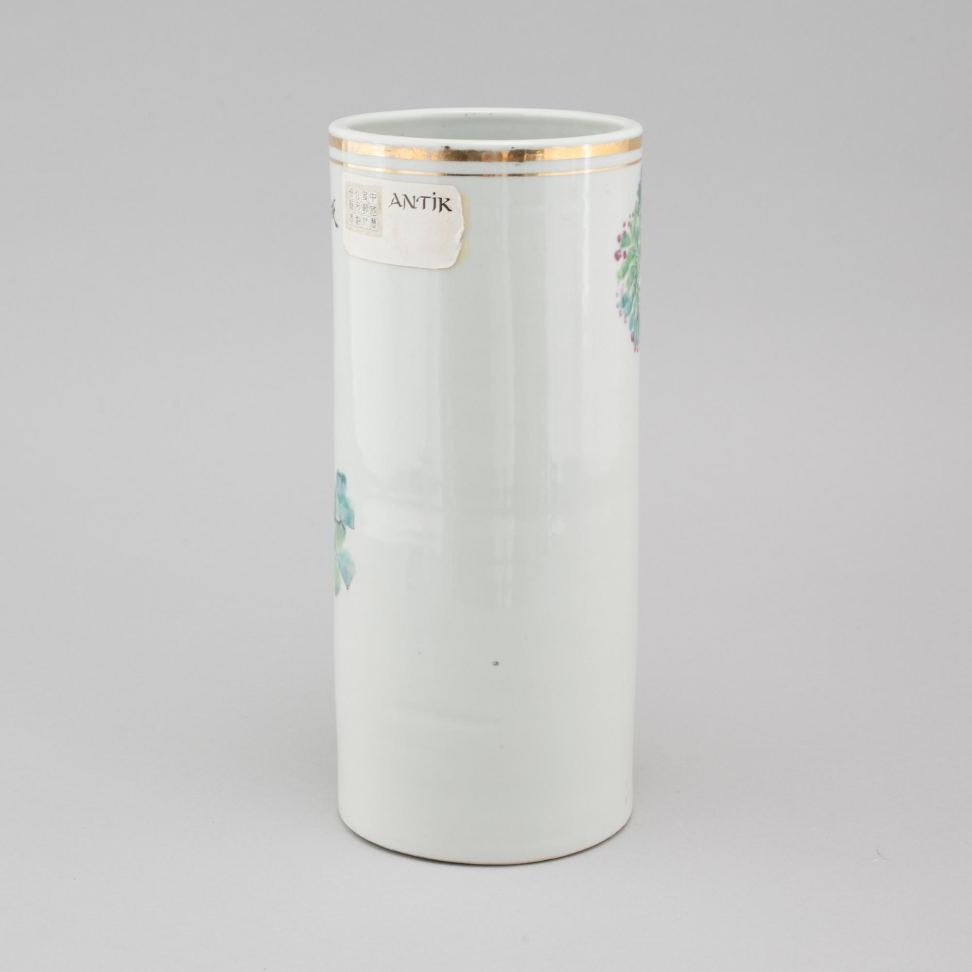 A Chinese brushvase from the beginning of the 20th century.