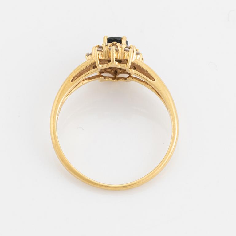 Ring, 18K guld med safir och briljantslipade diamanter.