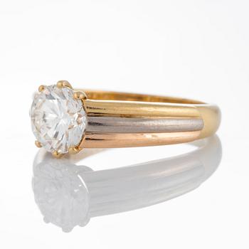 Ring med en rund briljantslipad diamant ca 1.75 ct kvalitet ca W si1 tillverkad av Cartier.