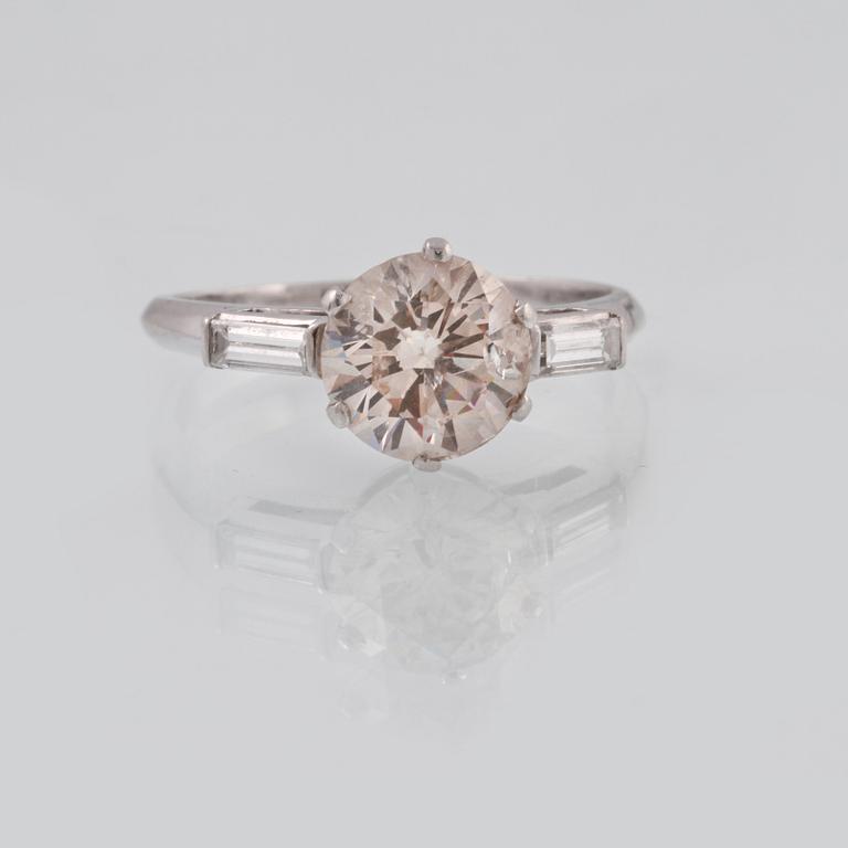 RING, platina med briljantslipade diamant 2.19 ct samt 2 baguettslipade diamanter 0.21 ct, Vikt 5,1 gram.