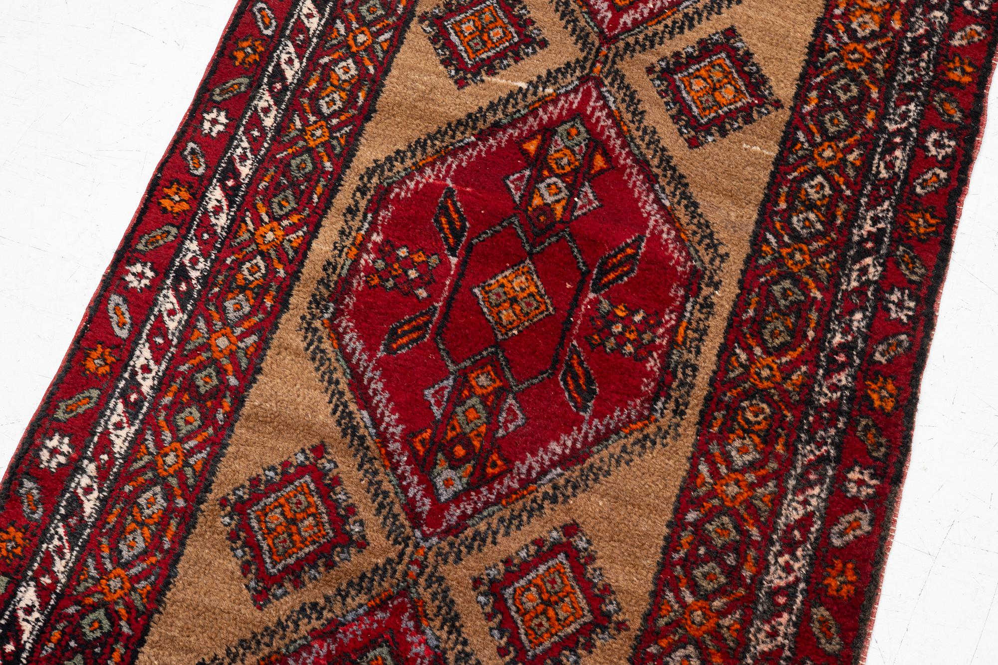 Gallerimatta, nordvästpersisk, ca 326 x 100 cm.