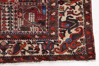 A Bakhtiari carpet a. 290 x 211 cm.