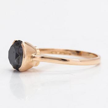 Ring, 14K guld med en briljantslipad svart diamant 2.84 ct. Kultakeskus, Tavastehus. Med IGI report.