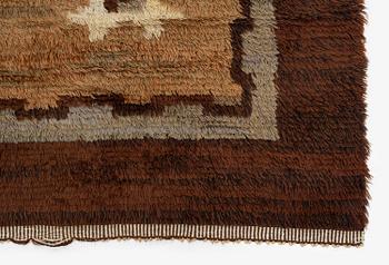 Matta, rya, ca 305 x 209 cm, signerad AK - EJ.