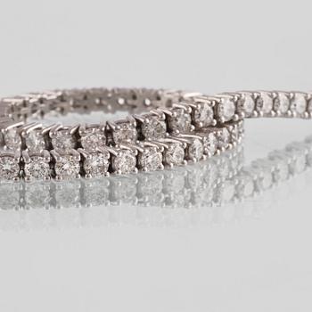 ARMBAND, 18K vitguld med briljantslipade diamanter ca 4.60 ct. Vikt 12,2 gram.
