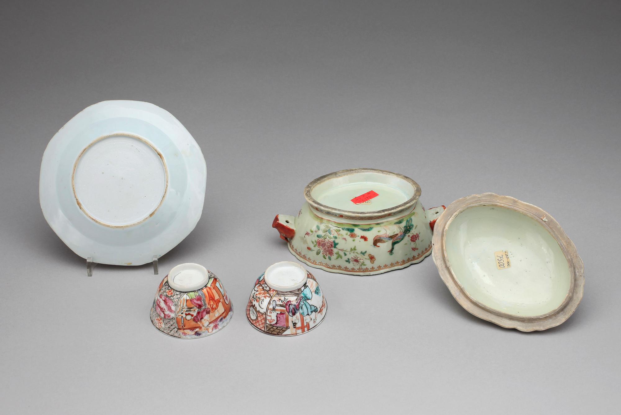 TERRIN MED LOCK,  KOPPAR, 2 st, samt FAT, porslin, Qianlong, Kina, 1700-tal.