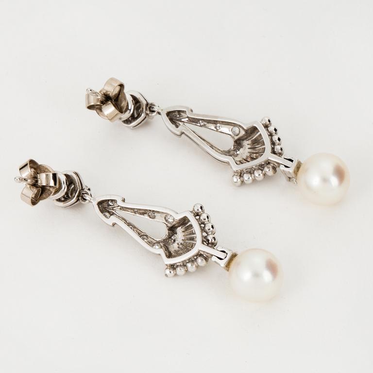 A PAIR OF EARRINGS.