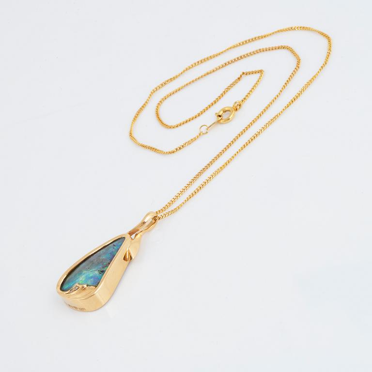 HÄNGE, 18K guld, opal och små briljantslipade diamanter.
