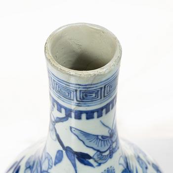 A blue and white kalebass shaped vase, Qing dynasty, 19th century.