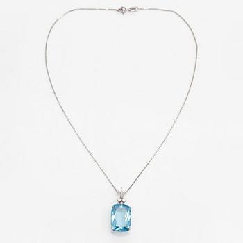 An 18K white gold neckalce with an aquamarine ca 13.27 ct and diamonds ca. 0.12 ct in total. With certificate.