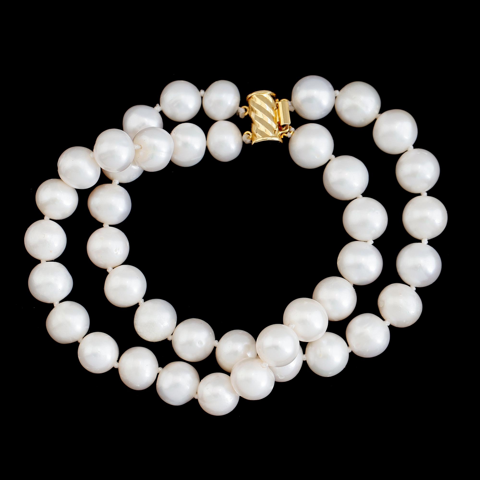 ARMBAND, 14 k guld, odlade vita pärlor.