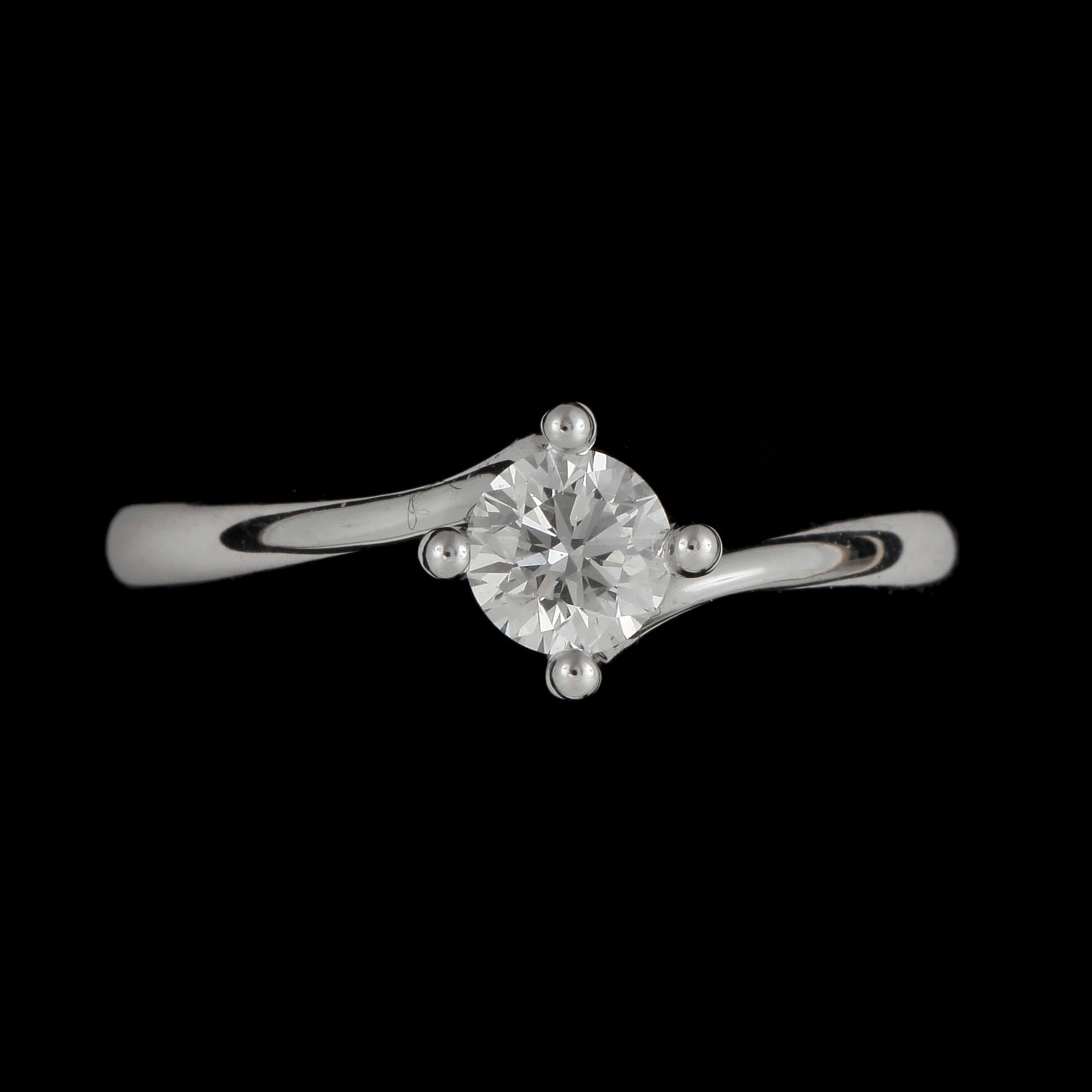 RING, 18k vitguld med briljantslipad diamant ca 0,41 ct. Vikt ca 3,4 gram.