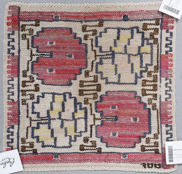 Märta Måås-Fjetterström, a textile, "Grodblad röd", flat weave, ca 38,5 x 38 cm, signed MMF.
