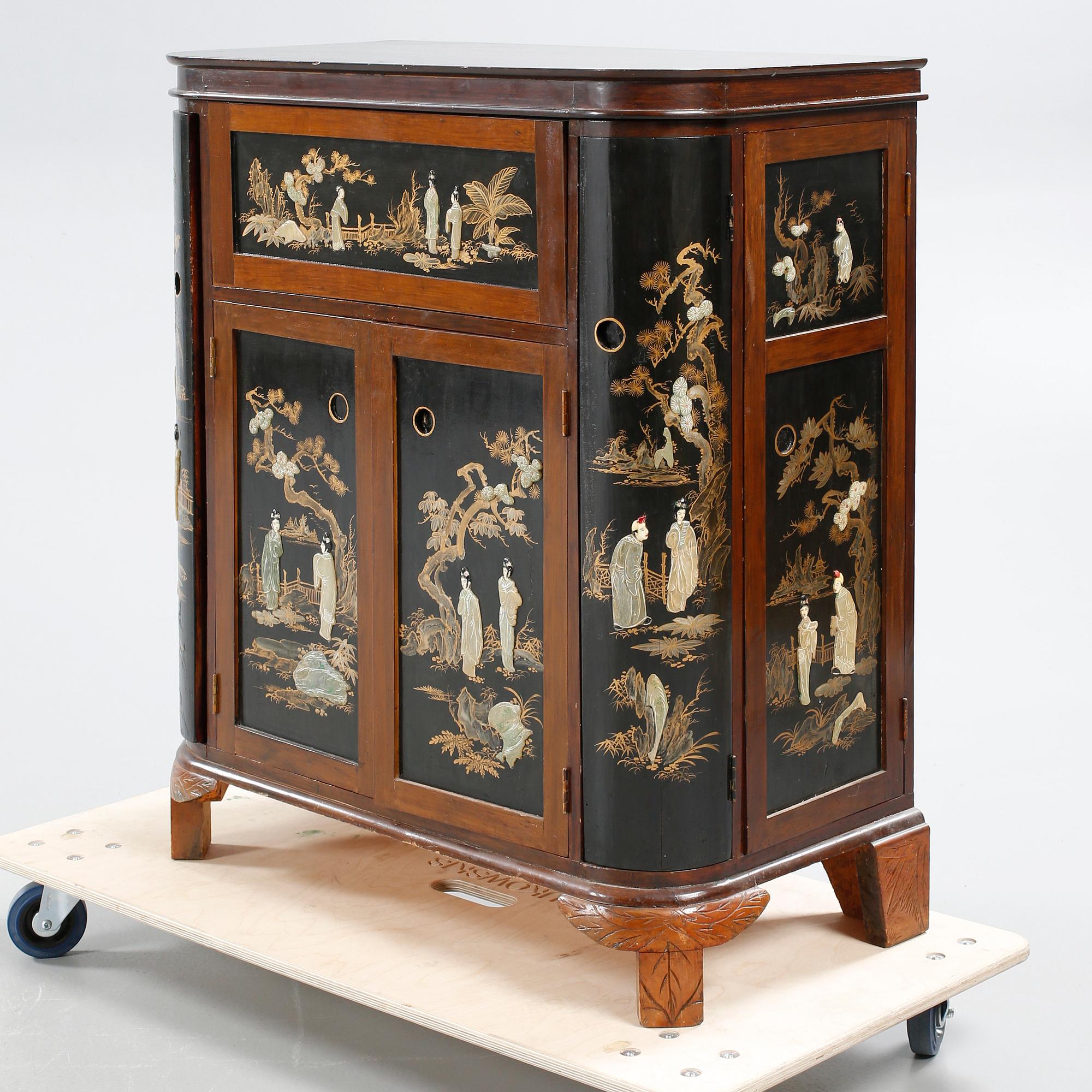 A drinks cabinet from China, second half of the 20th century.