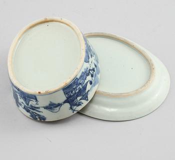 SMÖRTERRIN med FAT, porslin, Kina, 1800-tal.