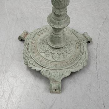 A cast iron garden table, 20th Century.