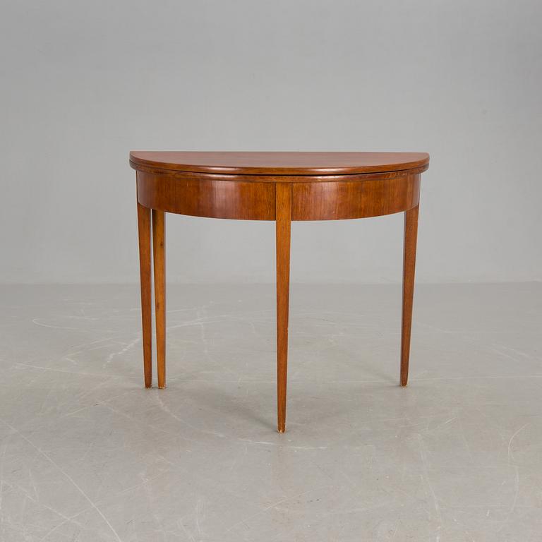 HALVMÅNEBORD, 1800-tal.