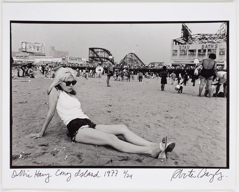 ROBERTA BAYLEY, "Deborah Harry, Coney Island 1977", Signerad Roberta Bayley och numrerad 2/24.