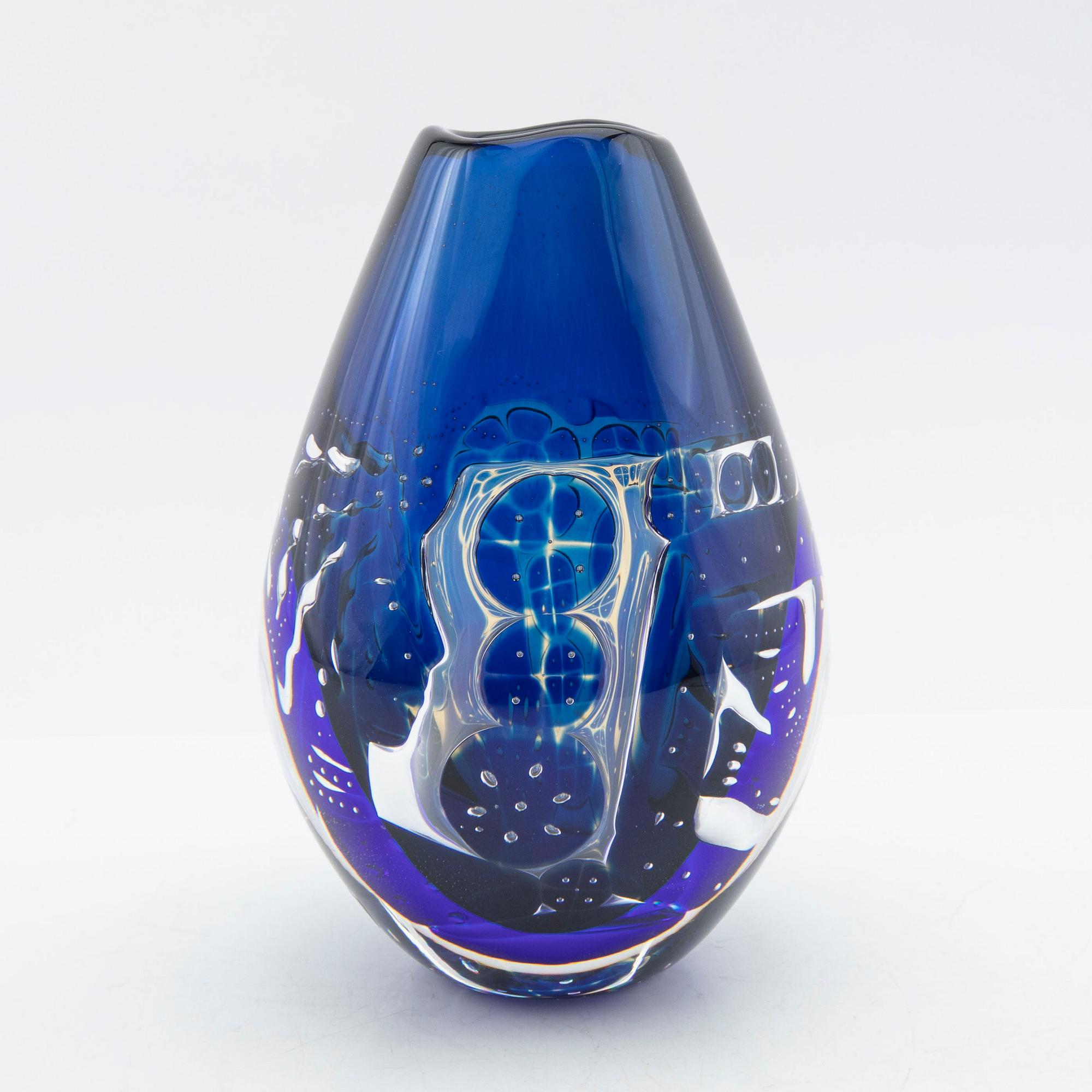 Edvin Öhrström, Vase "The Girl and the Dove" Ariel Orrefors signed.