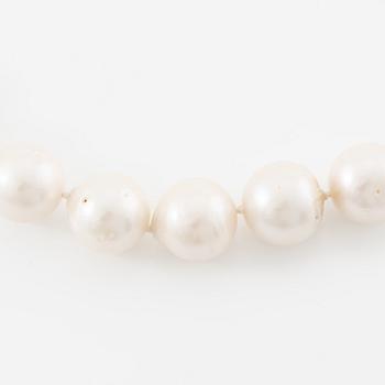 Necklace with cultured freshwater pearls, clasp 18K white gold.