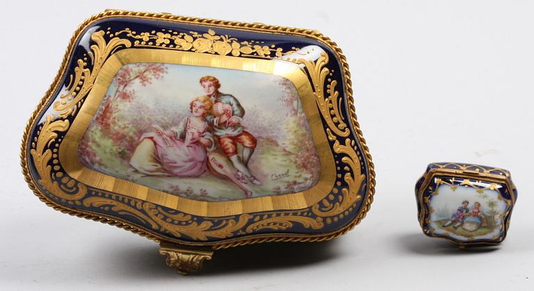 SKRIN samt DOSA, porslin. 1800-tal. Sévresliknande märke.