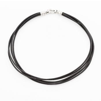 Bulgari collier läder med stållås.
