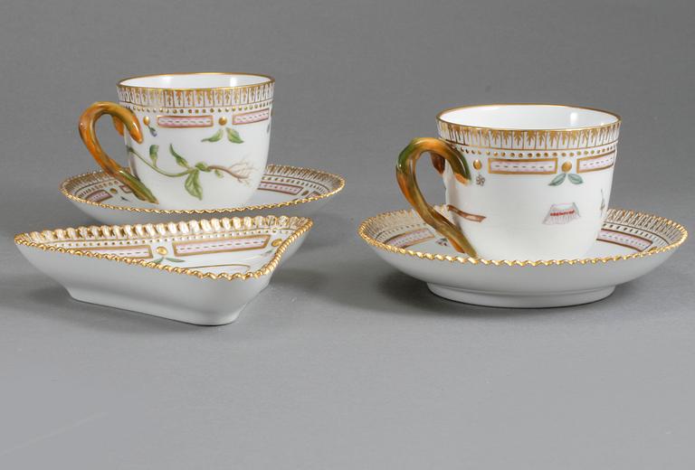 MOCCAKOPPAR, ett par samt UNDERFAT, porslin, "Flora Danica", Royal Copenhagen, 1900-talets andra hälft.