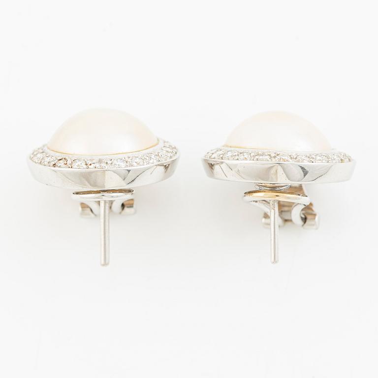 Örhängen 18K vitguld med mabepärlor och runda briljantslipade diamanter.
